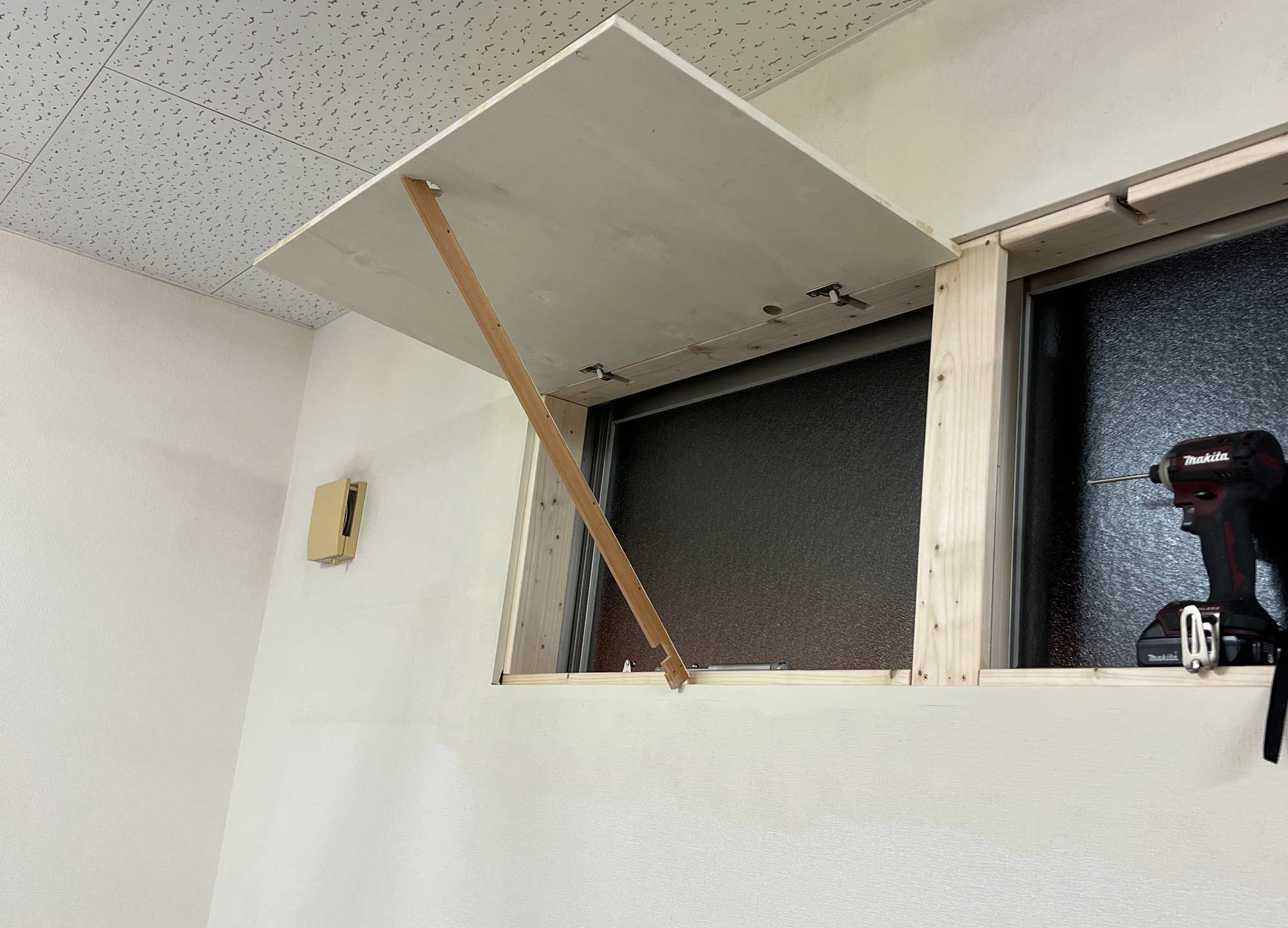 奥側の部屋の窓