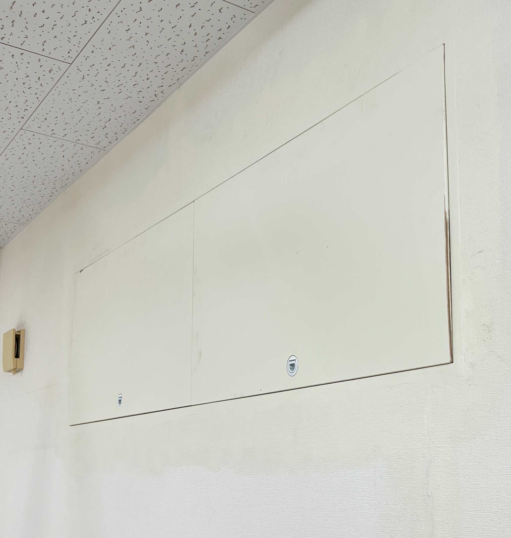 奥側の部屋の窓