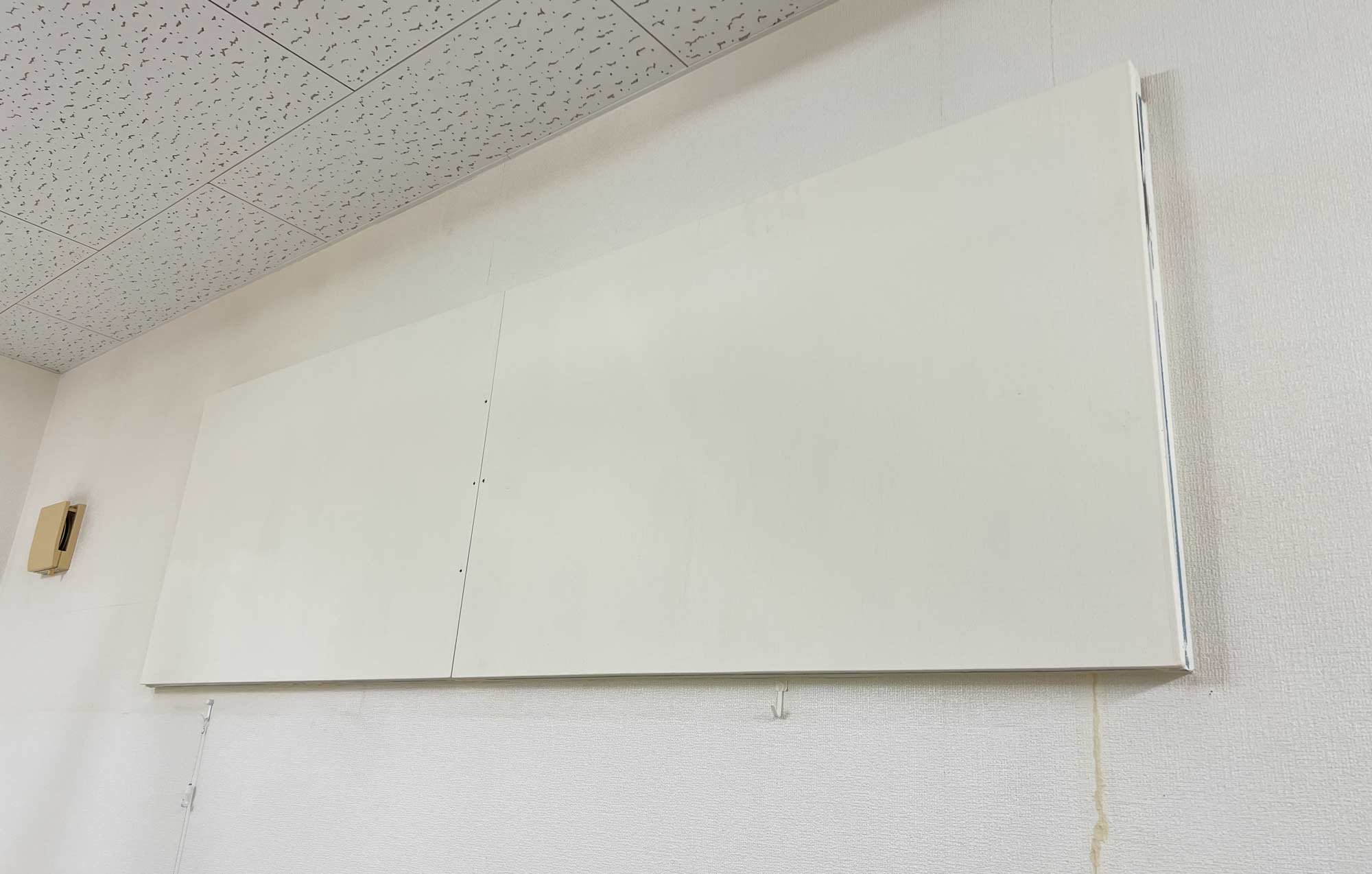 奥側の部屋の窓