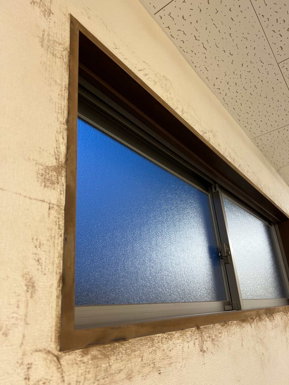 奥側の部屋の窓