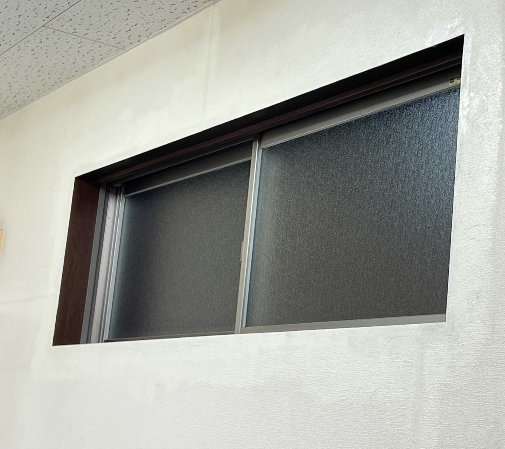 奥側の部屋の窓