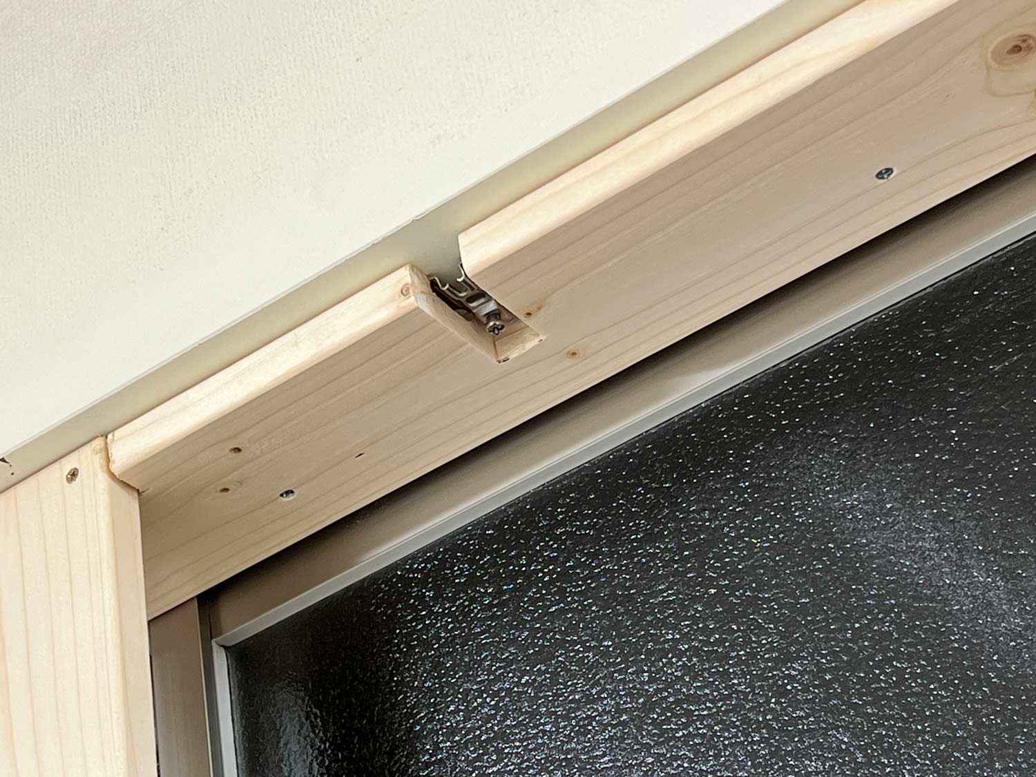 奥側の部屋の窓