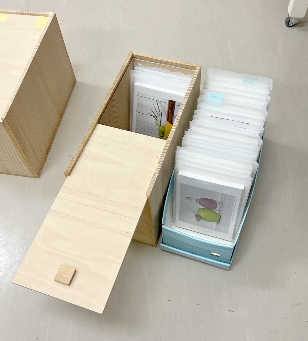 ポストカードの収納箱の画像